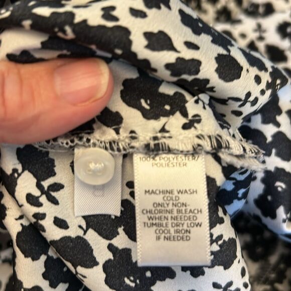 LOFT black white floral cap sleeve button back blouse Size S EUC - Picture 9 of 9